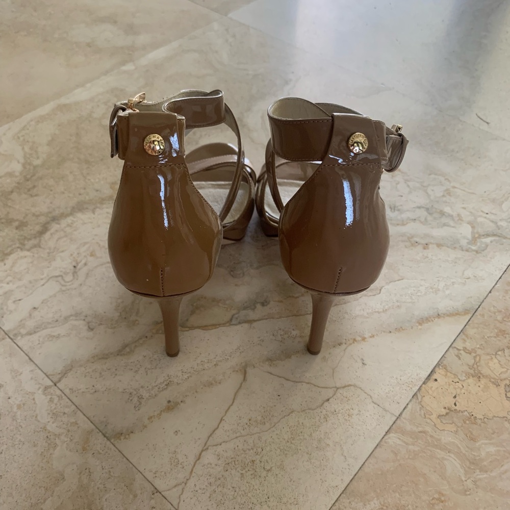 Michael Kors Evie Platform Women's Dark Tan Patent Leather Strappy Sandals NEW - Picture 3 of 7